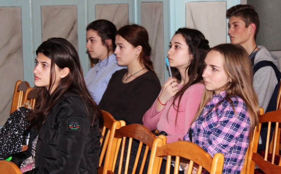 (ФОТО) В Вулканештах прошел Дискуссионный клуб на тему «Молодежное лидерство»